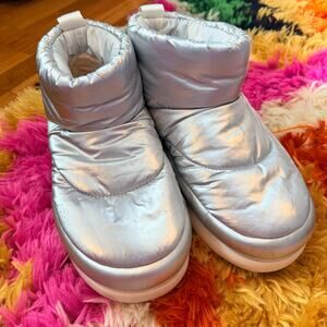 UGG Classic Maxi Mini Boot Metallic Silver Women’s Size 8 Puffer Snow Boot EUC